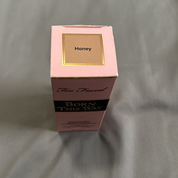 Too Faced Born This Way foundation - Picture 2 of 3